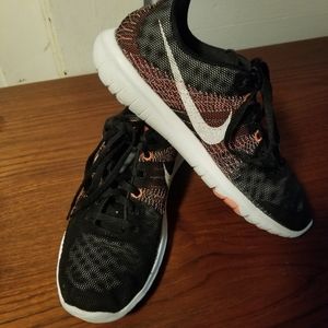 Nike Flex women's sz 8.5 in very GUC. Cleaned and sanitized.